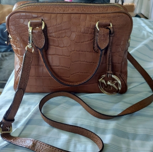 Michael Kors croc embossed brown leather 2 way purse- removable crossbody strap - Picture 3 of 13